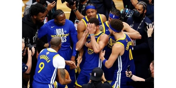 Stephen Curry toteuttaa mestaruusunelmansa jälleen Golden State Warriorsissa
